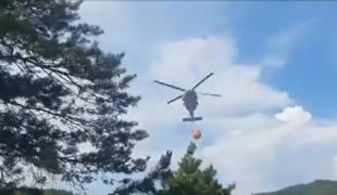 Incendiu violent în Vâlcea: ard 3 hectare de vegetaţie uscată de aproape 24 de ore. Pompierii au adus şi un BlackHawk pentru a stinge flăcările