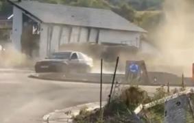 Ce a păţit un şofer din Cluj care a făcut drifturi într-un sens giratoriu din oraş. Distracţia l-a costat scump