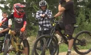 Unde se află cel mai mare parc de downhill din ţară. Traseele sunt pline de adolescenţi care iubesc natura şi adrenalina