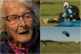 O bătrânică de 102 ani din UK, amatoare de senzații tari. A sărit cu parașuta chiar de ziua ei, a stabilit un nou record și a strâns peste 10.000£