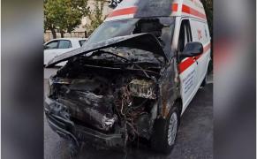 O ambulață a SAJ Vaslui a luat foc când era conectată la priza de încărcare. Avea peste 890.000 kilometri rulaţi