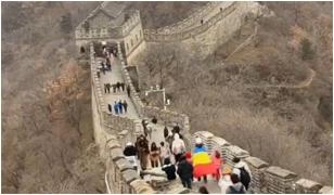 Un grup de români din China au dus tricolorul la Marele Zid. Tradiţia, respectată cu sfinţenie de 13 ani