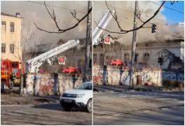 Incendiu la fosta clădire a Liceului Timpuri Noi. Pompierii au intervenit cu 10 autospeciale pentru stingerea focului