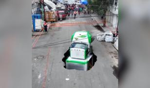 Un camion care transporta sticle de suc a fost înghiţit de o groapă apărută din senin pe o şosea din Mexic