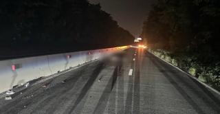 A sărit din mașină după o ceartă cu şoferul şi şi-a găsit sfârşitul sub roţile altor două autoturisme