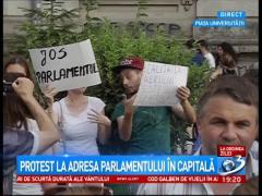 PROTEST în Piața Universității faţă de ultimele acțiuni din Parlament. Nicușor Dan și Clotilde Armand, în mijlocul manifestanților