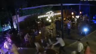 Bătaie cumplită, filmată într-un beach bar din Halkidiki: 7 bulgari au tăbărât cu furie pe patronul grec