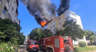 Incendiu în Piatra Neamţ: acoperişul unui bloc de 4 etaje a luat foc. Pompierii caută oameni blocaţi în apartamente