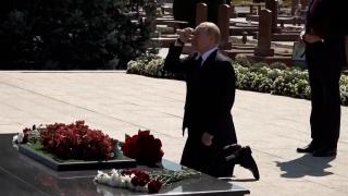 Vladimir Putin, în genunchi la Beslan. A vizitat pentru prima dată locul tragediei soldate cu peste 330 de morţi