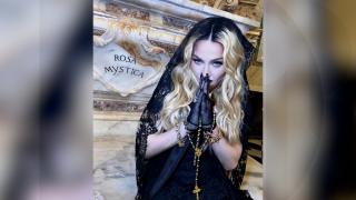 Madonna și-a sărbătorit ziua de naștere la Teatrul Grande din Pompei. De ce au luat foc localnicii