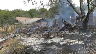 "Mă, ce pocneşte la mine?" O casa din Mehedinţi s-a făcut scrum după ce o bătrână de 88 de ani a lăsat focul nesupravegheat