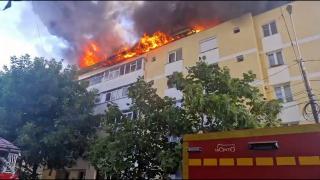 Doi muncitori, arestaţi după incendiul izbucnit la un bloc din Piatra Neamţ. Acoperişul a fost complet distrus