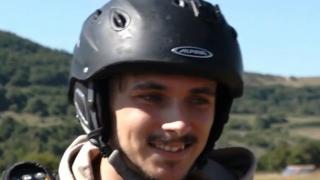 Zborul cu parapanta, o experienţă dincolo de cuvinte. Cât costă o cursă în tandem