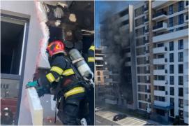 Haos într-un bloc din Oradea, după ce izolaţia clădirii a luat foc. O tigară aruncată ar fi provocat incendiul care a băgat spaima în localnici