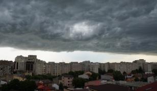 Vreme schimbătoare în următoarele zile. După caniculă sunt anunţate furtuni cu grindină şi vijelii până vineri