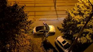 S-a urcat fără permis la volan și a fost urmărit de poliție. Timișoreanul a făcut apoi schimb de locuri cu fata din dreapta, crezând că o să scape