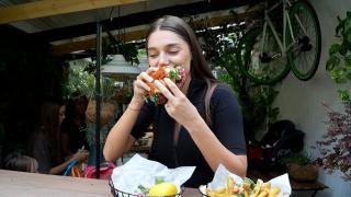 Cât costă un burger cu caracatiţă. Fast-food cu ingrediente de lux, noul trend în materie de locuri de luat masa