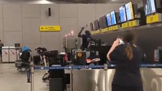 Un bărbat a făcut dezastru pe un aeroport din Chile, după ce a aflat că biletul de avion cumpărat de pe internet era fals