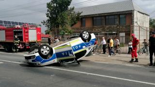 Poliţist din Brăila, băgat în spital de o şoferiţă neatentă. Femeia a lovit atât de tare maşina Poliţiei, încât autospeciala s-a răsturnat pe plafon