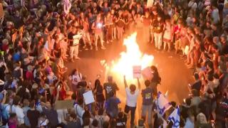 A treia noapte de proteste în Tel Aviv. Oamenii au aprins un foc uriaş în mijlocul străzii şi au avut loc confruntări cu poliţia