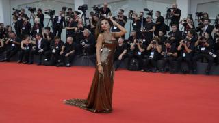 Festivalul de Film de la Veneţia 2024. Mădălina Ghenea, apariţie fabuloasă pe covorul roşu. Actriţa, numită de jurnaliştii italieni "zeiţa mitologică a vânătorii"