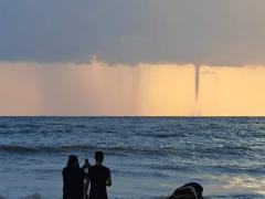 Fenomen rar în Marea Neagră. O trombă marină, cu aspect de tornadă, surprinsă de turişti în Vama Veche