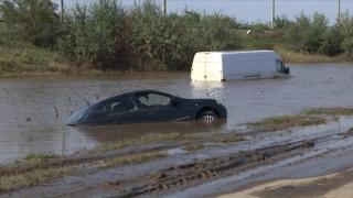 DN 25 din Galaţi, în continuare închis din cauza viiturii. Maşinile luate de puhoi au apărut pe câmpuri, după ce apele s-au mai retras