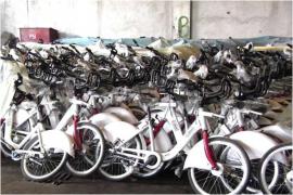 Investiţia de aproape un milion de euro a primăriei Arad de care s-a ales praful. Sute de biciclete, abandonate într-un depozit