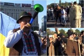 Sute de ciobani protestează în Piaţa Victoriei faţă de măsurile luate împotriva pestei ovinelor. Oierii cer oprirea sacrificărilor