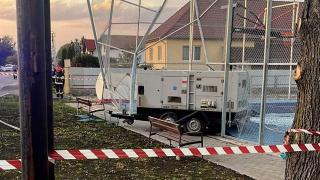 Cum s-a produs accidentul din Brașov. Femeia de 46 de ani, strivită de câteva sute de kilograme, după ce remorca pe care era un generator s-a desprins în mers