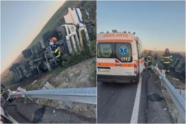 Un TIR cu cereale s-a răsturnat într-un câmp, după ce a pierdut controlul într-o curbă, în Iaşi. Şoferul a fost rănit