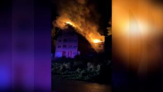 Acoperişul unei case din Maramureş s-a aprins din senin. Flăcările violente au înghiţit totul în cale