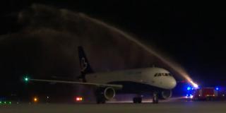 Aeroportul din Braşov a inaugurat o nouă rută într-o destinaţie iubită de români. Zborul, "botezat" cu tunuri de apă