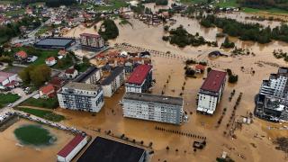 Ciclonul Casandra a făcut prăpăd în apropiere de România. În weekend va atinge și țara noastră