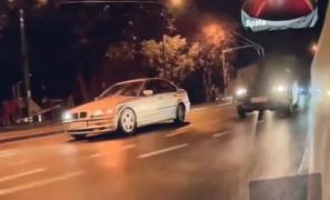 Un Citroen s-a urcat cu roţile pe un BMW, în centrul Timişoarei. Cursa şoferului s-a oprit într-un stâlp, pe marginea drumului