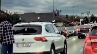 Şicanare violentă în trafic, în Cluj. Momentul în care un bărbat coboară din maşină şi sparge luneta altui şofer