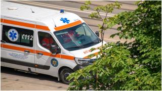 Incident șocant în Ploiești. O copilă de 14 ani a sărit pe geam de la etajul 2 după ce ar fi visat că e urmărită de cineva