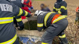 Un bărbat din Ruginoasa a căzut într-o fântână adâncă de 12 metri. A încercat să salveze o oaie, picată şi ea