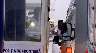 Poliţişti de frontieră de la Petea, suspectaţi că au luat mită de la transportatori pentru a-i ajuta să evite controalele ANAF. Ar fi primit bani, fructe şi legume