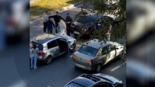 Momentul în care trei bărbaţi se iau la bătaie după o şicanare în trafic, în Timişoara. Unul dintre ei a ajuns la spital