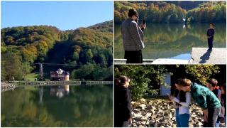 Staţiunea din România în care turiştii rămân fermecaţi de peisaje. Lacul de la poalele munţilor face furori: 