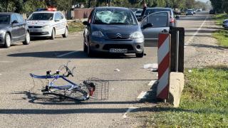 Biciclist în vârstă de 64 de ani, în stare critică la spital. Un șofer beat a intrat cu mașina în el și l-a aruncat câțiva metri pe șoseaua din Botoșani