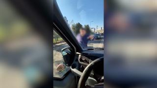 Scandal în traficul din Pipera. Momentul în care un şofer se dă jos şi loveşte cu picioarele o maşină