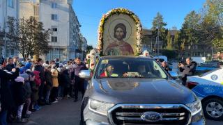 Procesiune cu moaştele Sfântului Ioan cel Nou în Suceava. Zeci de credincioşi de la spitalul din Fălticeni s-au rugat pentru sănătate