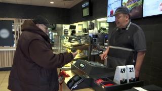 Focar de E.coli la McDonald's. O persoană a murit şi alte zeci s-au îmbolnăvit după ce au mâncat hamburgeri în SUA