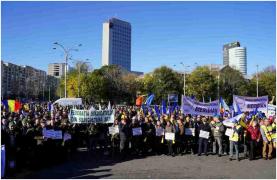 Protest în Piața Victoriei cu mii de persoane. Cine sunt pensionarii nemulţumiţi de recalcularea pensiilor