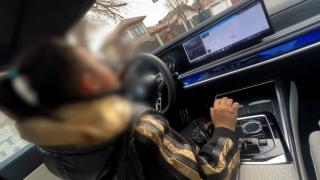 Copil filmat la volanul unui BMW, în timp ce conduce cu aproape 160 km/oră pe o stradă din Butimanu, în Dâmboviţa