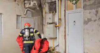 Incendiu la subsolul unui bloc din Botoşani. Fumul negru şi înecăcios a invadat casa scării