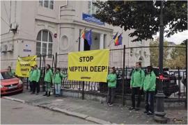 Activiştii Greenpeace, protest pe acoperişul clădirii care reglementează operaţiunile petroliere din Marea Neagră. Ce amendă riscă