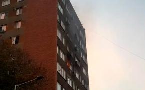 Incendiu într-un bloc din Reşiţa. Focul a fost pus de o proprietară cu probleme psihice. Locatarii, disperaţi: "Toată ziua face scandal"